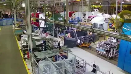 ببینید؛ نگاهی به خط تولید کامیون های ولوو در کارخانه ای بزرگ در آمریکا