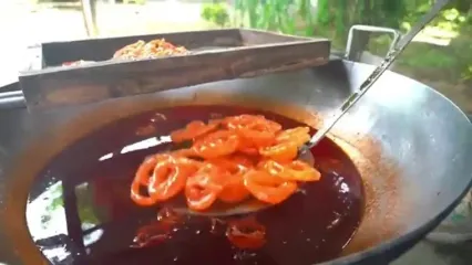 ببینید؛ غذای روستایی در هند؛ تهیه فافدای سنتی توسط مادربزرگ روستایی