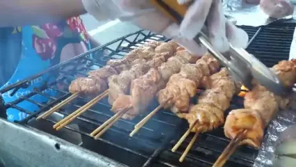 ببینید؛ غذای خیابانی در آمریکا؛ تهیه انواع کباب، سوسیس و بلال در نیویورک