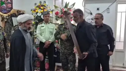 اهدائ لباس پلیس شهید به خانواده اش