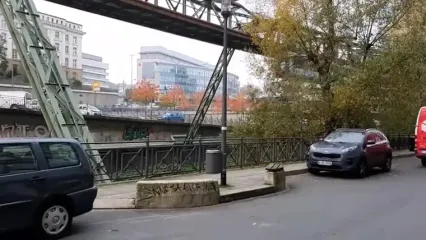 قطار برعکسی که ۱۲۰ سال است بر فراز شهر حرکت می کند!