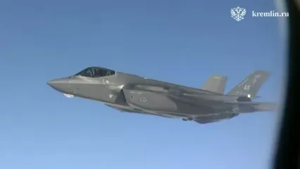 اسکورت هواپیمای پوتین با جنگنده‌های F-22