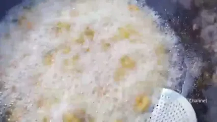 ببینید؛ غذای روستایی در هند؛ پخت یک غذای سنتی با 20 کیلوگرم قارچ و فلفل