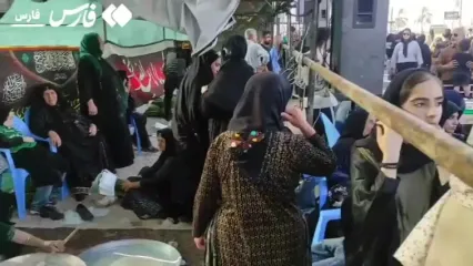 پخت نان محلی برای جاماندگان اربعین در کازرون