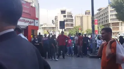 شعار هواداران پرسپولیس در مقابل بانک شهر