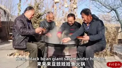 ببینید؛ غذای روستایی در چین؛ پخت غذایی خاص با سمندر و سبزیجات