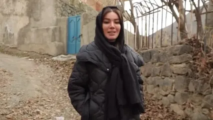 نگاهی به خانه صحرا اسداللهی در دل کوه های کندر کرج / چیدمان مدرن و سنتی از کرسی دلبرانه اش تا لوستر سه متری، خانه دوبلکس / از دیوار های شیشه ای تا آشپزخانه طلاکوب و...