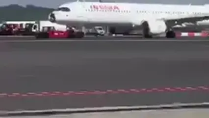 فرود اضطراری در اسپانیا؛ پرنده به دماغه هواپیما برخورد کرد
