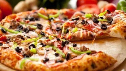 سرعت زیاد یک کارگر پاکستانی در برش پیتزا