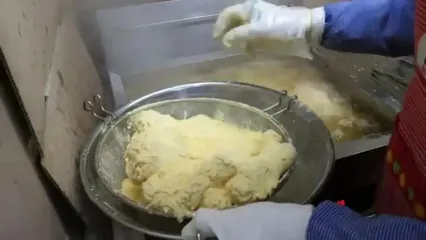 ببینید؛ غذای خیابانی در کره؛ تهیه مرغ و میگوی سوخاری در سئول
