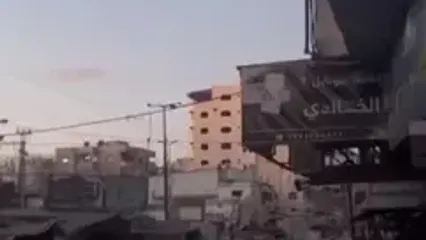 لحظه پرتاب بمب‌ از پهپادهای اسرائیلی بر سر مردم اطراف میدان الجلاء در شمال شهر غزه