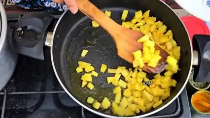 ببینید؛ غذای روستایی در ایران؛ پخت ماکارونی با سویا و سیب زمینی