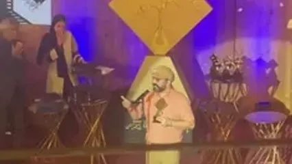 مجید صالحی جایزه بهترین بازیگر نقش مکمل مرد را به بهروز وثوقی تقدیم کرد