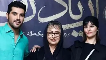 بوسه سینا مهراد به دستانِ آزیتا حاجیان غوغا به‌ پا کرد!