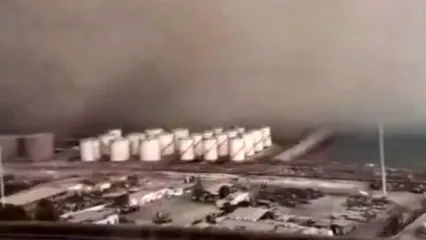 لحظه ورود طوفان شن به بندر شهید رجایی