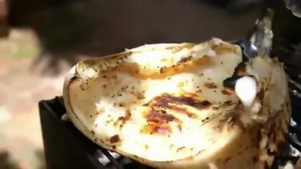 ببینید؛ غذای خیابانی در تایلند؛ کباب ماهی مرکب طعم دار شده در بانکوک