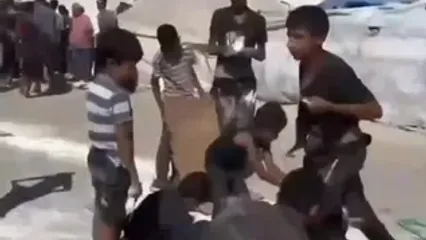 لحظات دردناک در غزه؛ تلاش برای جمع کردن مُشتی آرد از روی زمین