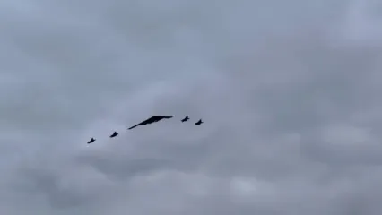 نقش‌آفرینی B-2 در آلاسکا نگاه متعجب پوتین به بمب‌ افکن مشهور آمریکایی