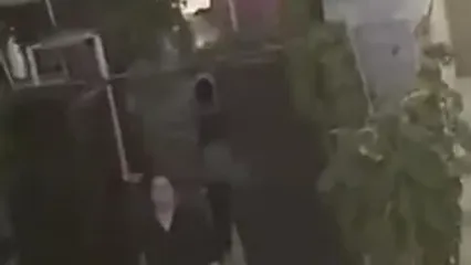فیلم لحظه حمله اراذل و اوباش به خانه مرد اسلامشهری / مادر 60 ساله تا مرز مرگ پیش رفت