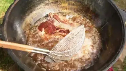 ببینید؛ غذای روستایی در تایلند؛ پخت غذا با دنده گوساله و سیب زمینی در طبیعت