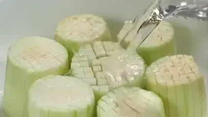 تزئین بادمجان سرخ کرده به شکل گل