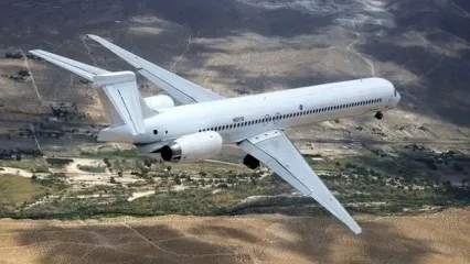 نمایی از پرواز یک هواپیمای مسافربری در قلب طوفان