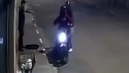 لحظه غافلگیر شدن زورگیرهای مسلح توسط شهروند عادی