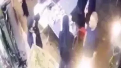 فیلم لحظه هولناک برخورد پراید با عابران / مشتریان ساندویچی زیر گرفته شدند