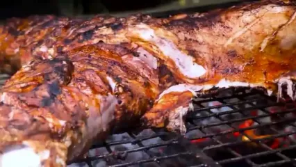 ببینید؛ غذای روستایی در امارات؛ کباب کردن شتر کامل توسط آشپزهای هندی در دبی