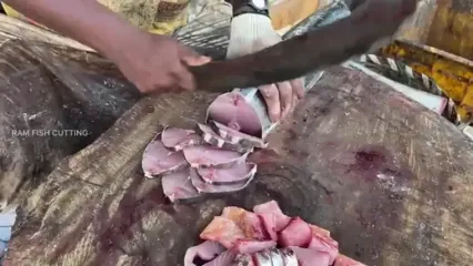 ببینید؛ مهارت ماهی فروش هندی در برش خرچنگ گِلی در یک بازار ماهی فروشی در هند