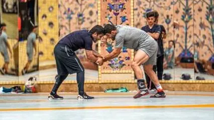 زارع با دیدن سرشاخ شدن قاسمپور و دبیر انگشت‌هایش را خورد!