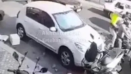 فیلم لحظه قاپیدن زنجیر طلای زن جوان از داخل ماشین در سعادت آباد