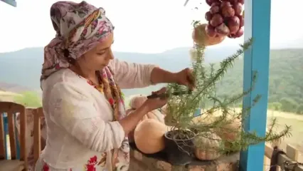 ببینید؛ غذای روستایی در گیلان؛ پخت بره شکم پر در تنور