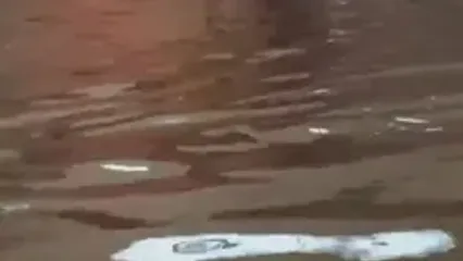بمبئی در محاصره سیلاب / زندگی ۳۰ میلیون نفر مختل شد