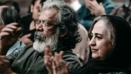 بوسیدن حسن پورشیرازی توسط همسرش حین یک مراسم