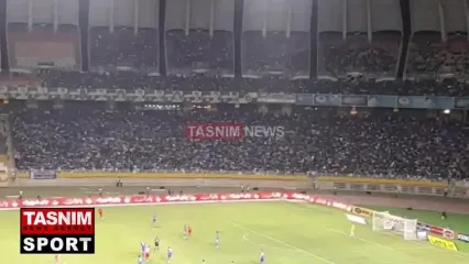 شعار جالب هواداران استقلال روی سکوهای نقش جهان