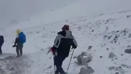 ببینید؛ بارش برف در قله دماوند در میانه تابستان