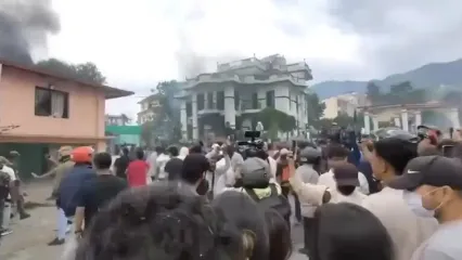 معترضان خانه معاون نخست‌ وزیر و وزیر دارایی نپال را به آتش کشیدند؛ همزمان اسکناس‌ها در هوا پراکنده شد