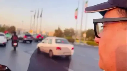 همایون شجریان روی موتور دور میدان آزادی می چرخد و آواز می خواند