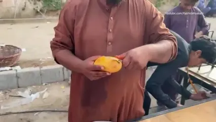 ببییند؛ غذای خیابانی در پاکستان؛ تهیه آب انبه و میلک شیک انبه در کراچی