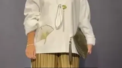 استایل خانم بازیگران درجشن منتقدان سینما / صدف اسپهبدی : بابج سینه ایرانی ، پریناز ایزدیار :کلاسیک مشکی ،مهسا حجازی : شومیز و شلوار الگانت مشکی ، آزاده صمدی : اوت فیتی پر از جزییات و شلوغی ، سارا بهرامی : دریدیزاین شده زیتونی ، ستاره پسیانی : برگ