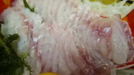 ببینید؛ غذای خیابانی در ژاپن؛ تهیه ساشیمی و غذاهای سنتی با ماهی هامور نپتون در اوکیناوا