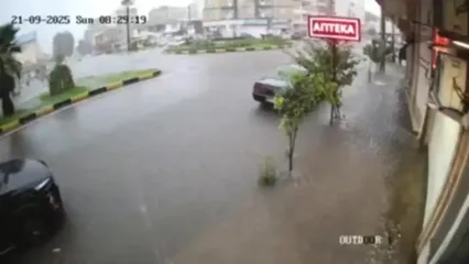 ورود سیل به یک داروخانه در آستارا