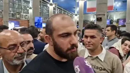 امیرحسین زارع در فرودگاه امام: ما سرباز این مردمیم