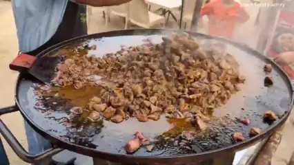 غذای خیابانی در پاکستان؛ پخت خوراک جگر مرغ با ادویه در کراچی