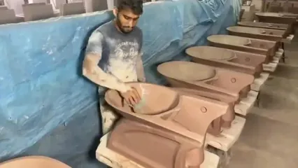 ببینید؛ مراحل ساخت توالت فرنگی در کارگاهی در پاکستان