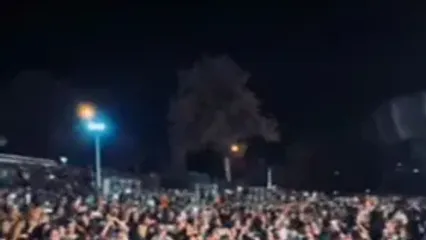 همخوانی مردم با ترانه معین در کنسرت خیابانی اصفهان ... / راغب : دلم میخواد به اصفهان ...