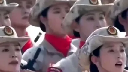 رژه سربازان زن ارتش چین در مقابل پوتین