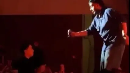 اجرای مشترک آرون افشار، پدر و برادرش در یک کنسرت