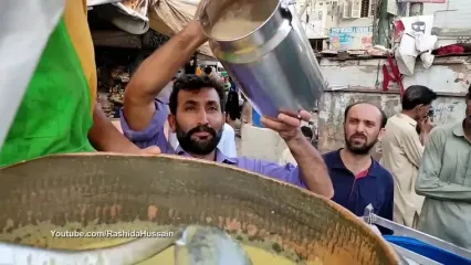 غذای خیابانی در پاکستان؛ تهیه میلک شیک موز و انبه در کراچی